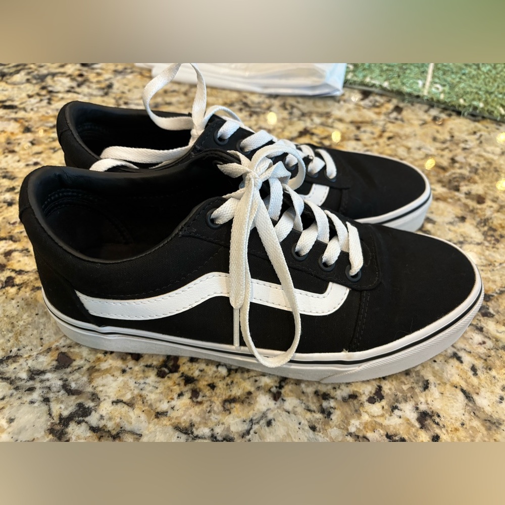 Vans Women’s Ward Skate Shoes size 7.5